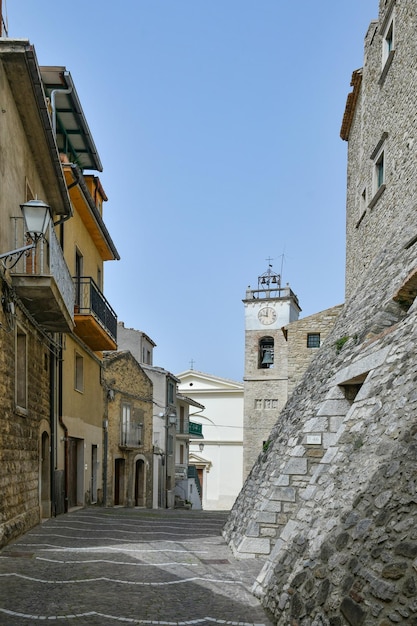 Una calle en Gambatesa, un pueblo medieval en Molise, Italia