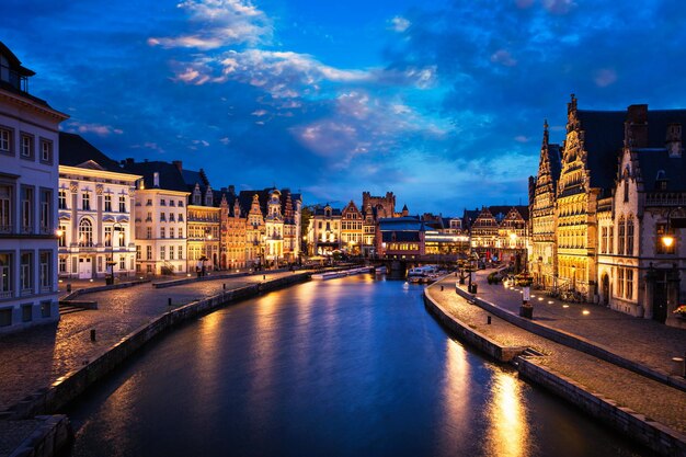 Calle Graslei y canal por la noche Gante Bélgica