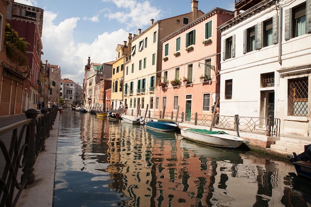 calle hermosa y colorida en Venecia una de las ciudades más bellas y antiguas de Italia