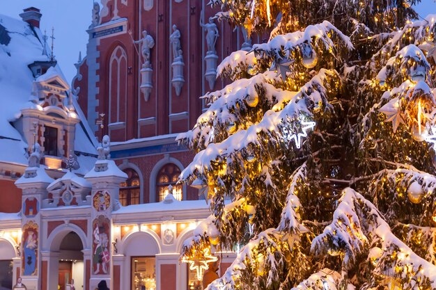 Calle iluminada en la ciudad Adornos navideños en el casco antiguo de Riga Letonia Casa del edificio Blackheads