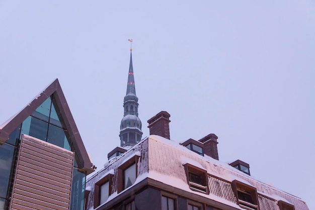 Calle iluminada en la ciudad Adornos navideños en el casco antiguo de Riga Letonia