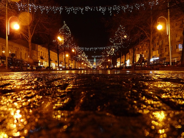 Calle iluminada en la ciudad durante la Navidad por la noche