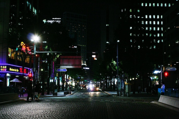 Calle iluminada de la ciudad por la noche