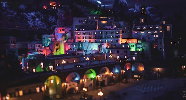 Foto calle iluminada en medio de edificios en la ciudad por la noche