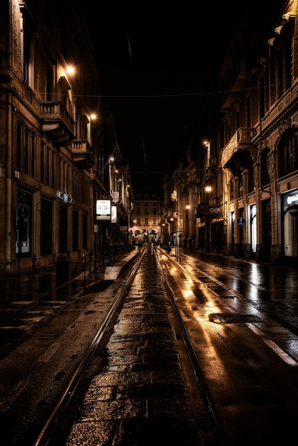 Foto calle iluminada en medio de edificios por la noche