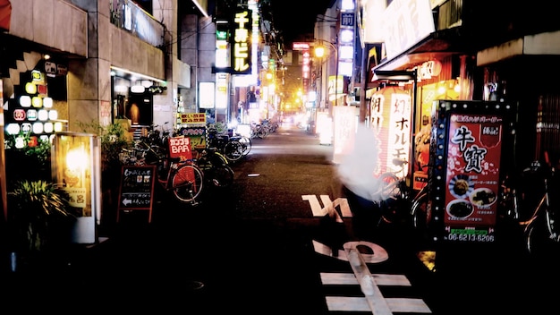 Foto calle iluminada por la noche