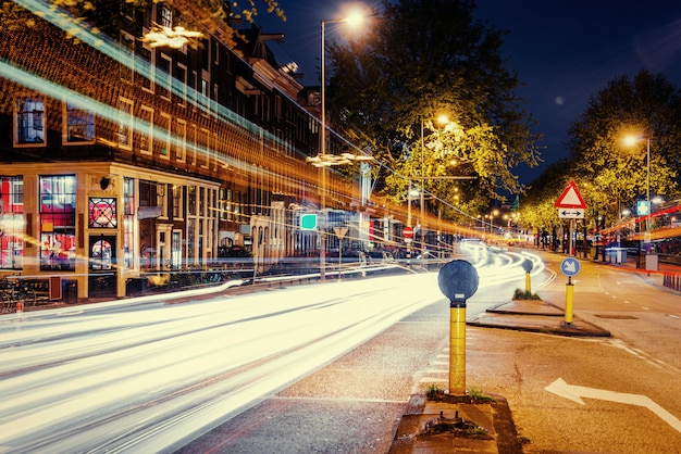 Foto calle iluminada por la noche.