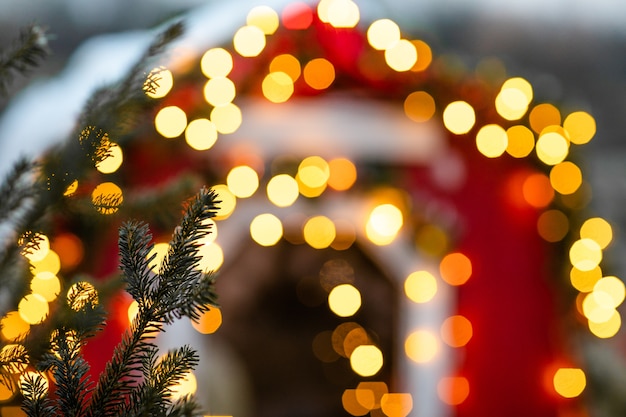 Calle de invierno de Navidad con árboles e iluminación festiva bokeh