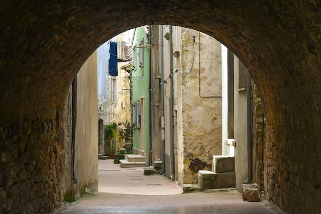 Una calle en Jelsi, un pueblo medieval en Molise, Italia
