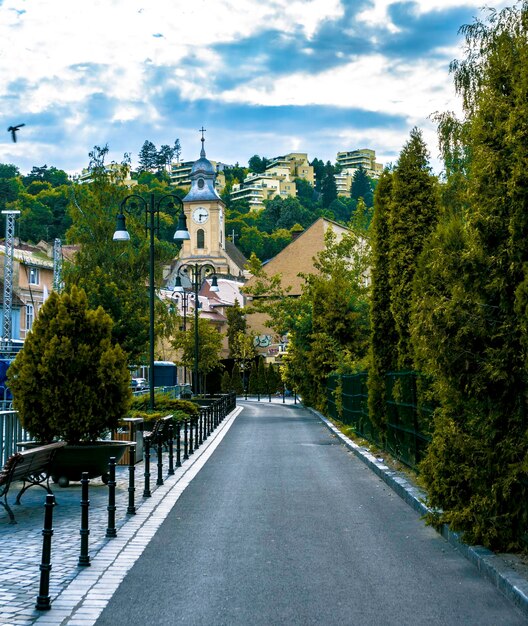 Calle junto a la Plaza del Consejo en la parte antigua de la ciudad de Brasov, Transilvania