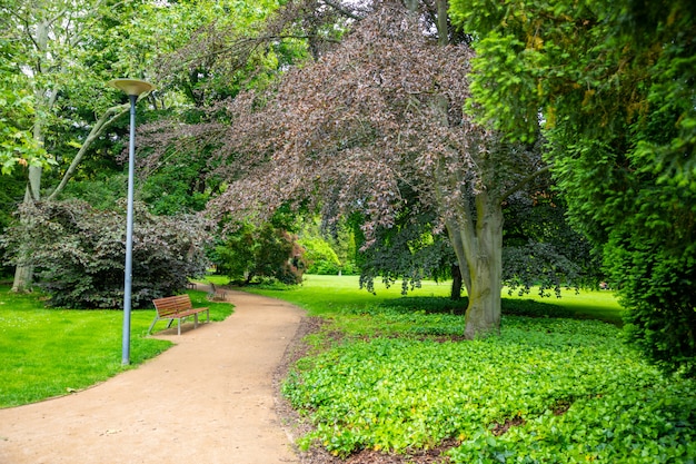 Calle Kolonada en la ciudad checa Podebrady decorado por un hermoso parque en un lado, Podebrady, República Checa