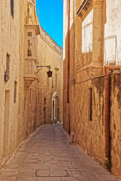 Calle con linterna y balcón en Mdina, Malta