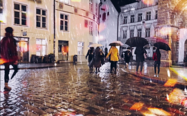 Calle lluviosa por la noche la gente camina con sombrillas ciudad luz borrosa pavimento húmedo urbano Tallinn