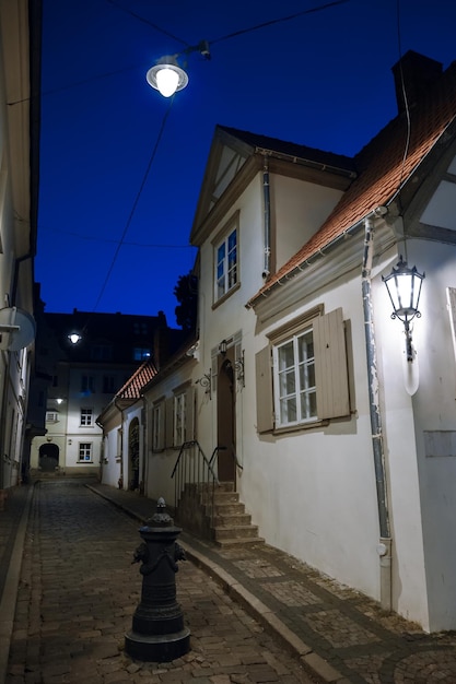 Calle medieval al atardecer en la ciudad vieja de Riga Letonia