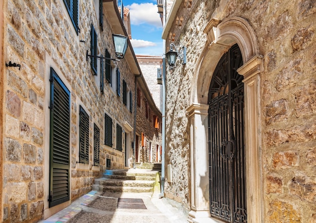 Foto calle medieval en el casco antiguo de herceg novi montenegro sin gente