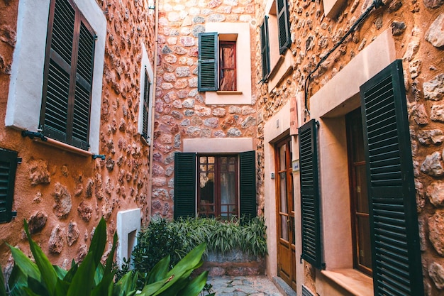 Calle medieval en el casco antiguo del pintoresco pueblo de estilo español Fornalutx Mallorca