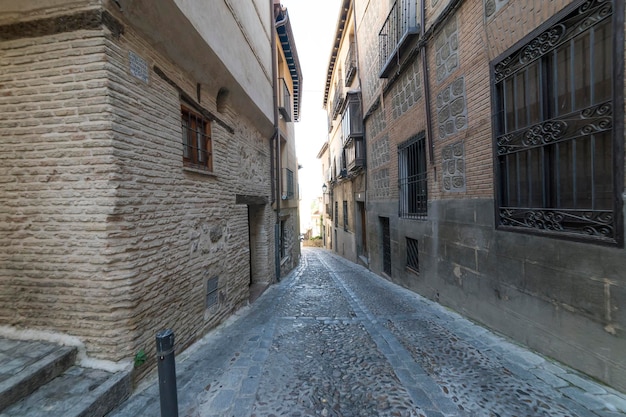 Calle medieval en la ciudad española de Toledo (sitio del patrimonio mundial de la UNESCO)