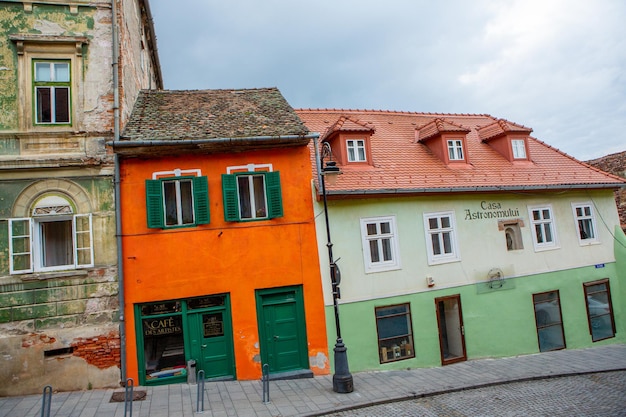 Calle medieval de Sibiu con edificios históricos en el corazón de Rumania