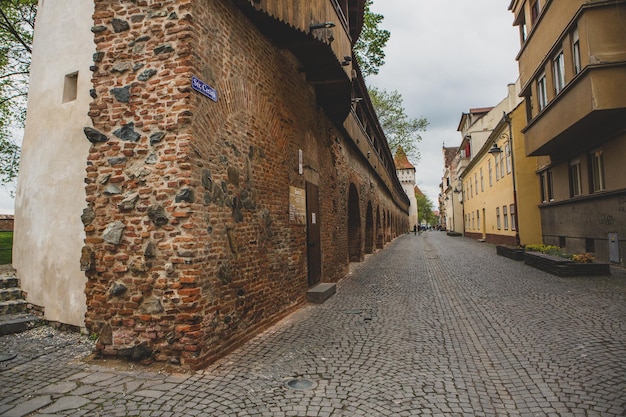 Calle medieval de Sibiu con edificios históricos en el corazón de Rumania