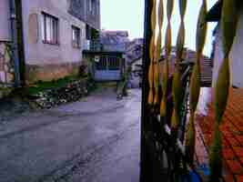 Foto calle en medio de casas contra edificios en la ciudad