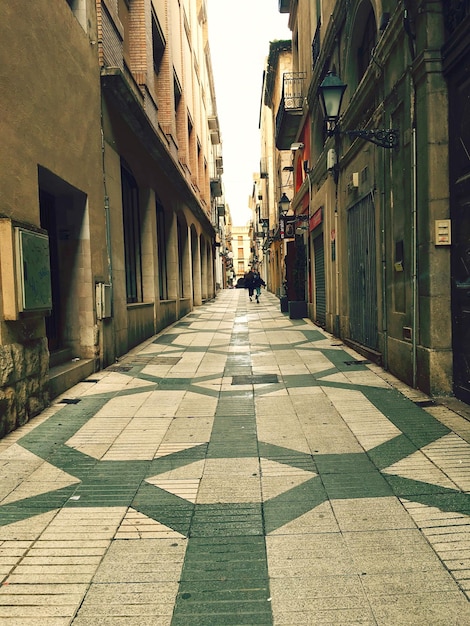 Foto calle en medio de la ciudad contra el cielo