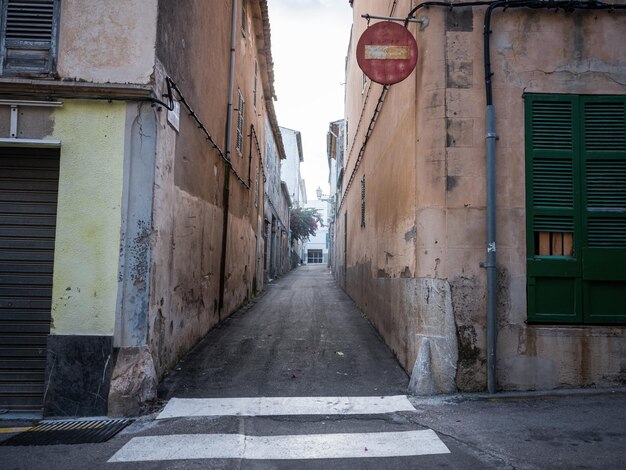 Calle en medio de edificios en el casco antiguo