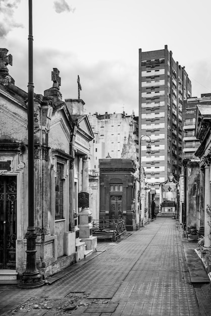 Foto calle en medio de edificios en la ciudad contra el cielo