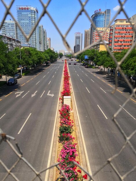 Foto calle en medio de edificios en la ciudad contra el cielo