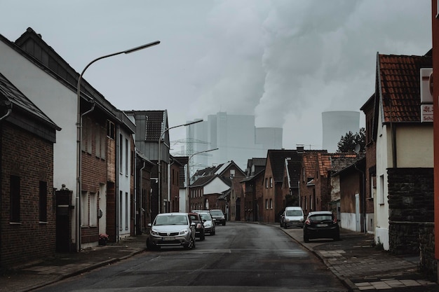 Calle en medio de edificios en la ciudad contra el cielo