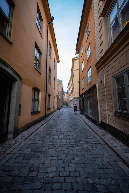 Calle en medio de edificios en la ciudad contra el cielo