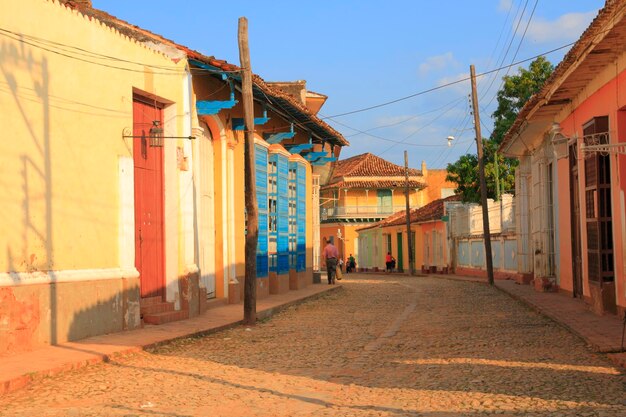 Foto calle en medio de edificios en la ciudad contra el cielo