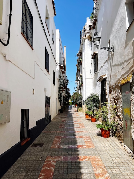 Foto calle en medio de edificios en una ciudad en españa