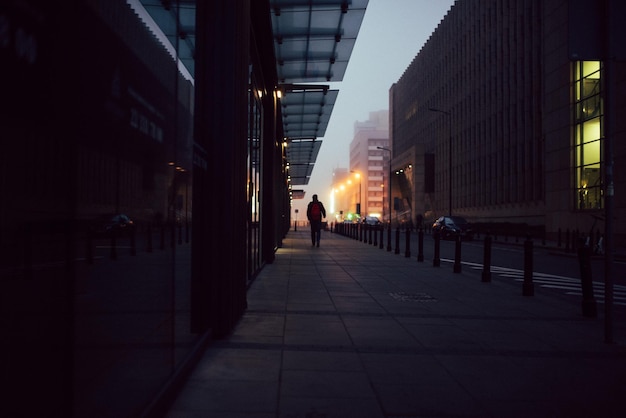 Calle en medio de edificios en la ciudad por la noche