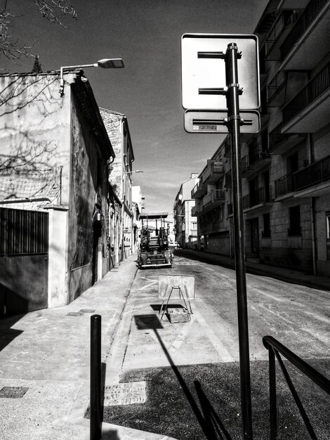 Calle en medio de edificios en la ciudad