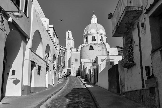 Foto calle en medio de edificios en la ciudad