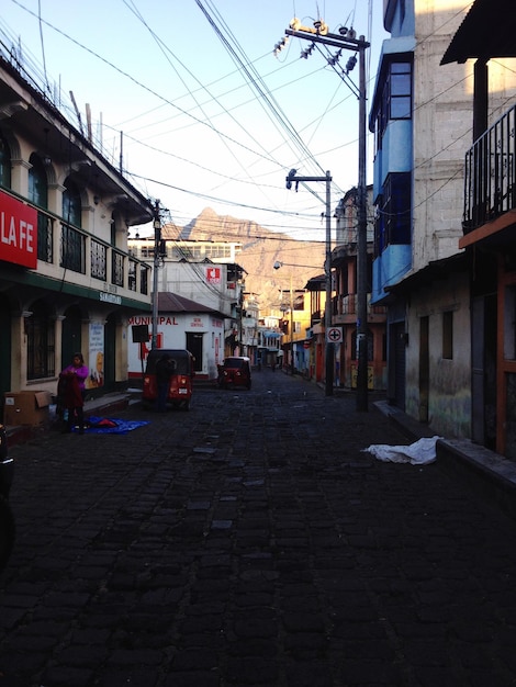 Foto calle en medio de edificios en la ciudad