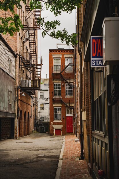 Foto calle en medio de edificios en la ciudad