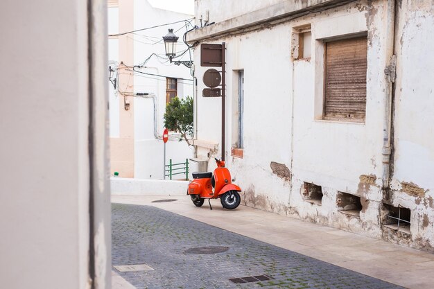 Foto calle en medio de edificios en la ciudad