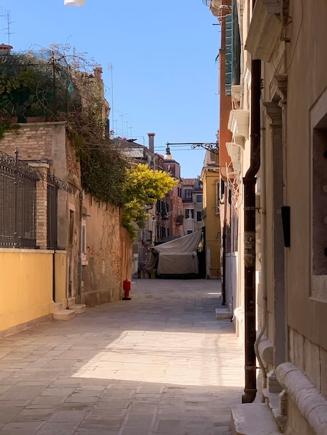 Foto calle en medio de edificios en la ciudad