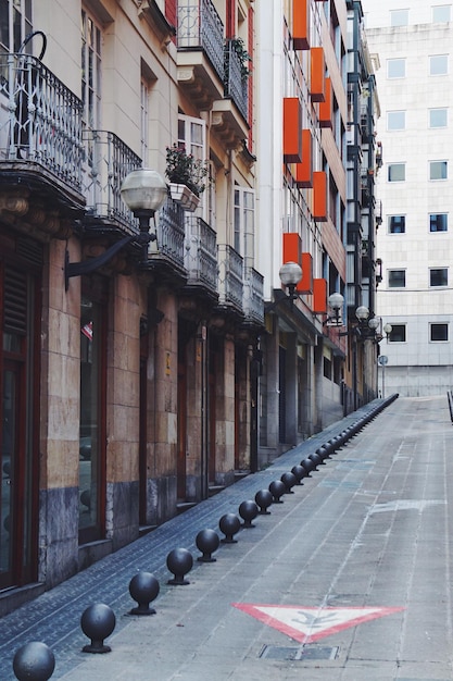 Foto calle en medio de edificios en la ciudad