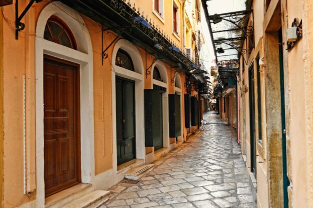 Foto calle en medio de edificios en la ciudad