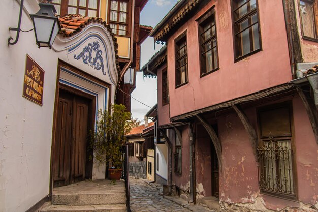 Calle en medio de edificios en la ciudad