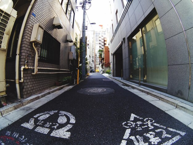 Foto calle en medio de edificios en la ciudad