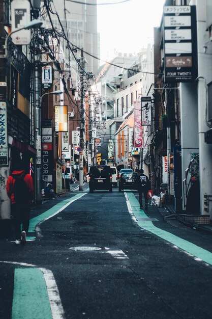 Foto calle en medio de edificios en la ciudad