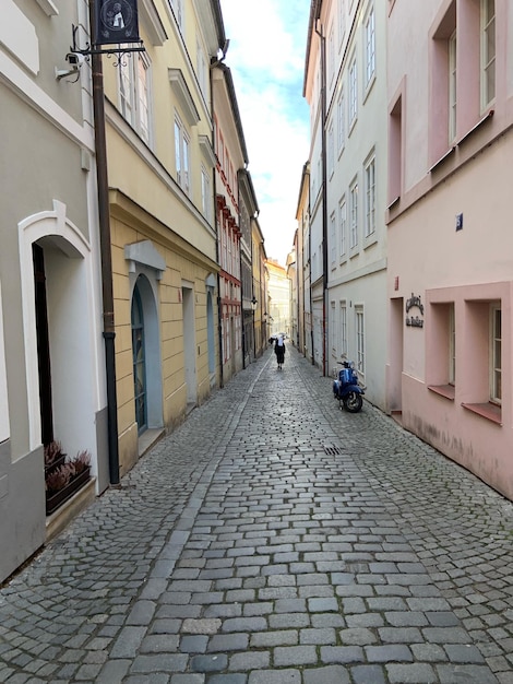 Foto calle en medio de edificios en la ciudad