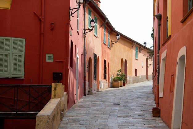 Foto calle en medio de edificios en la ciudad