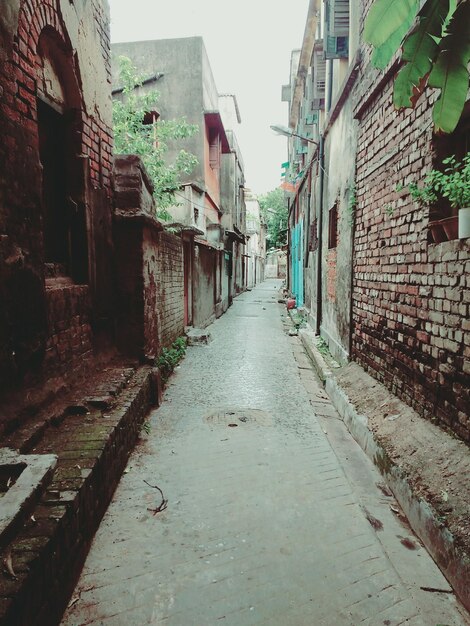 Foto calle en medio de edificios en la ciudad