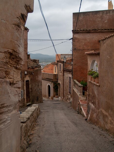 Foto calle en medio de edificios contra el cielo en la ciudad