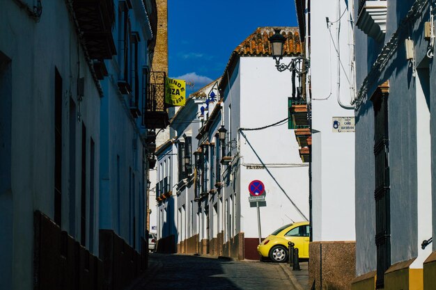 Foto calle en medio de edificios contra el cielo en la ciudad