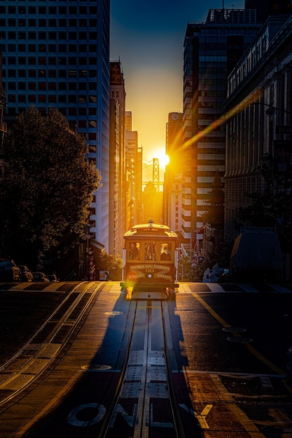 Foto calle en medio de edificios contra el cielo durante la puesta de sol